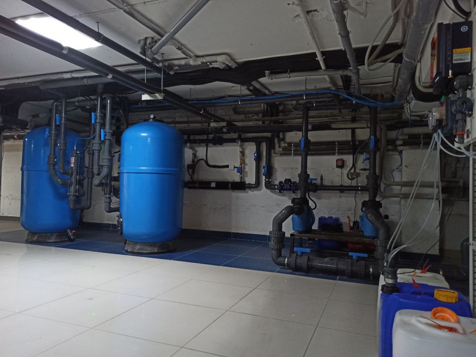 Система фильтрации бассейна общественного назначения для плавания в фитнес-центре