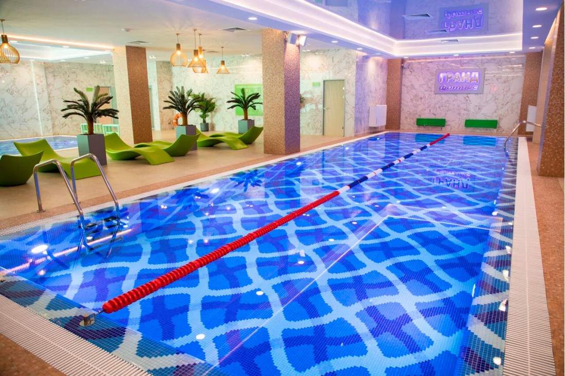 Бассейн в фитнес-центре для плавания