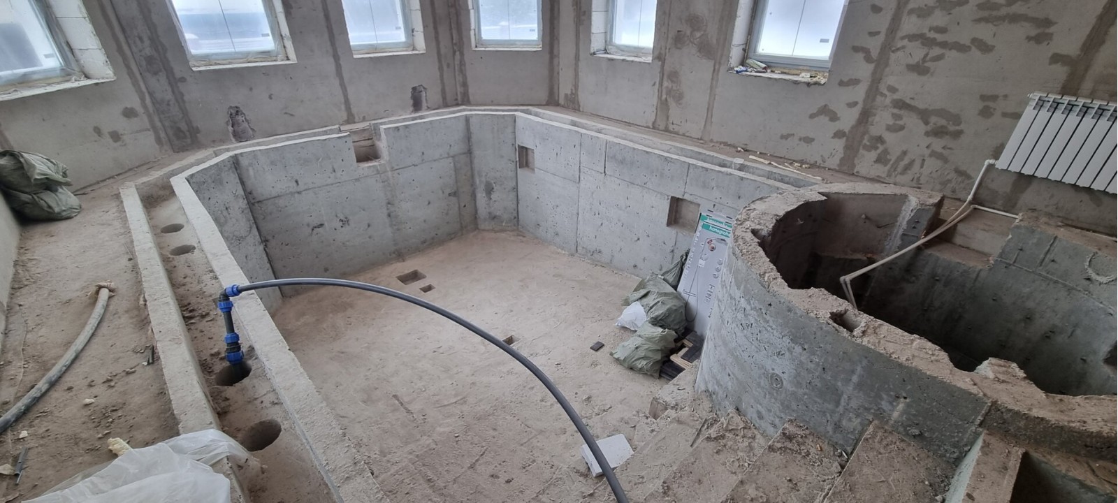 Частный бассейн с гидромассажной ванной начало