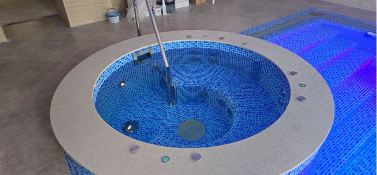 Частный бассейн с гидромассажной ванной