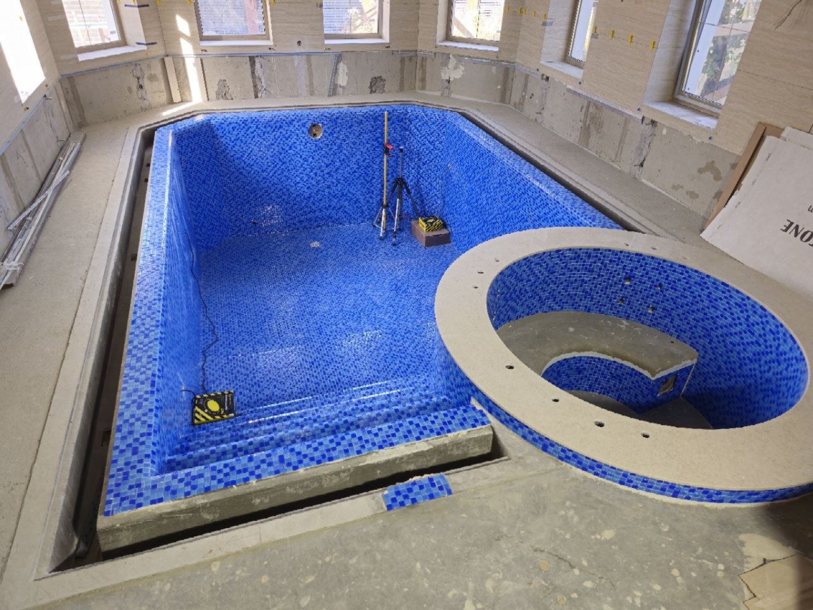 Параметры частного бассейна с гидромассажной ванной