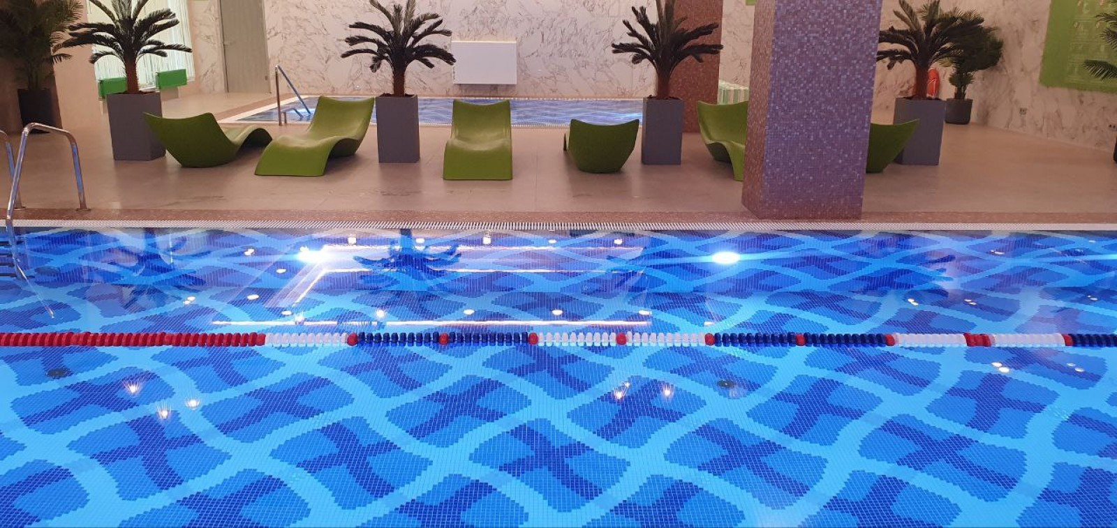 Бассейн в фитнес-центре для плавания