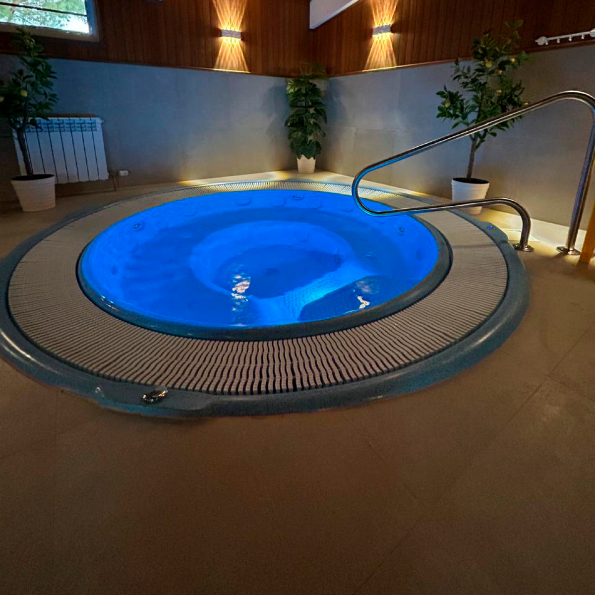 Композитный гидромассажный переливной SPA-бассейн "Rome" 300 х 300 х 120 см  глубиной 120 см, круглый морозоустойчивый