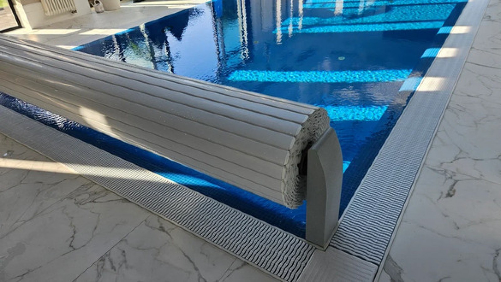   Автоматические жалюзи для бассейнов