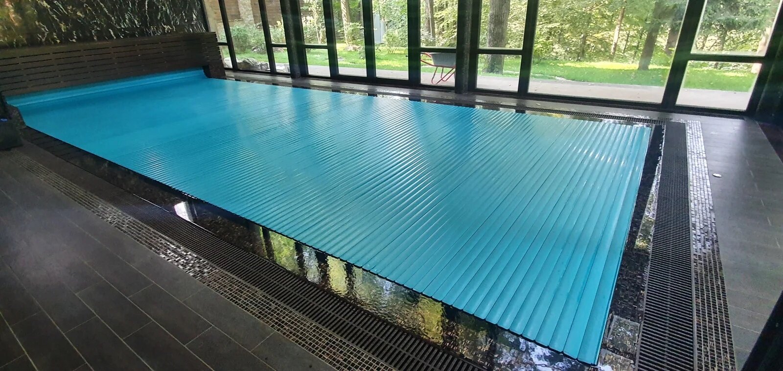 Автоматические жалюзи для бассейнов