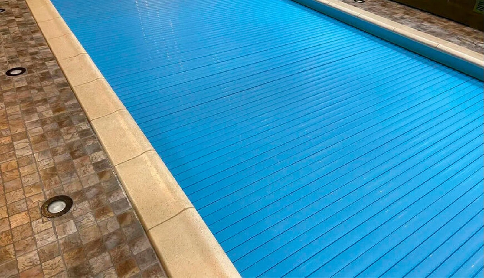 Автоматические жалюзи для бассейнов