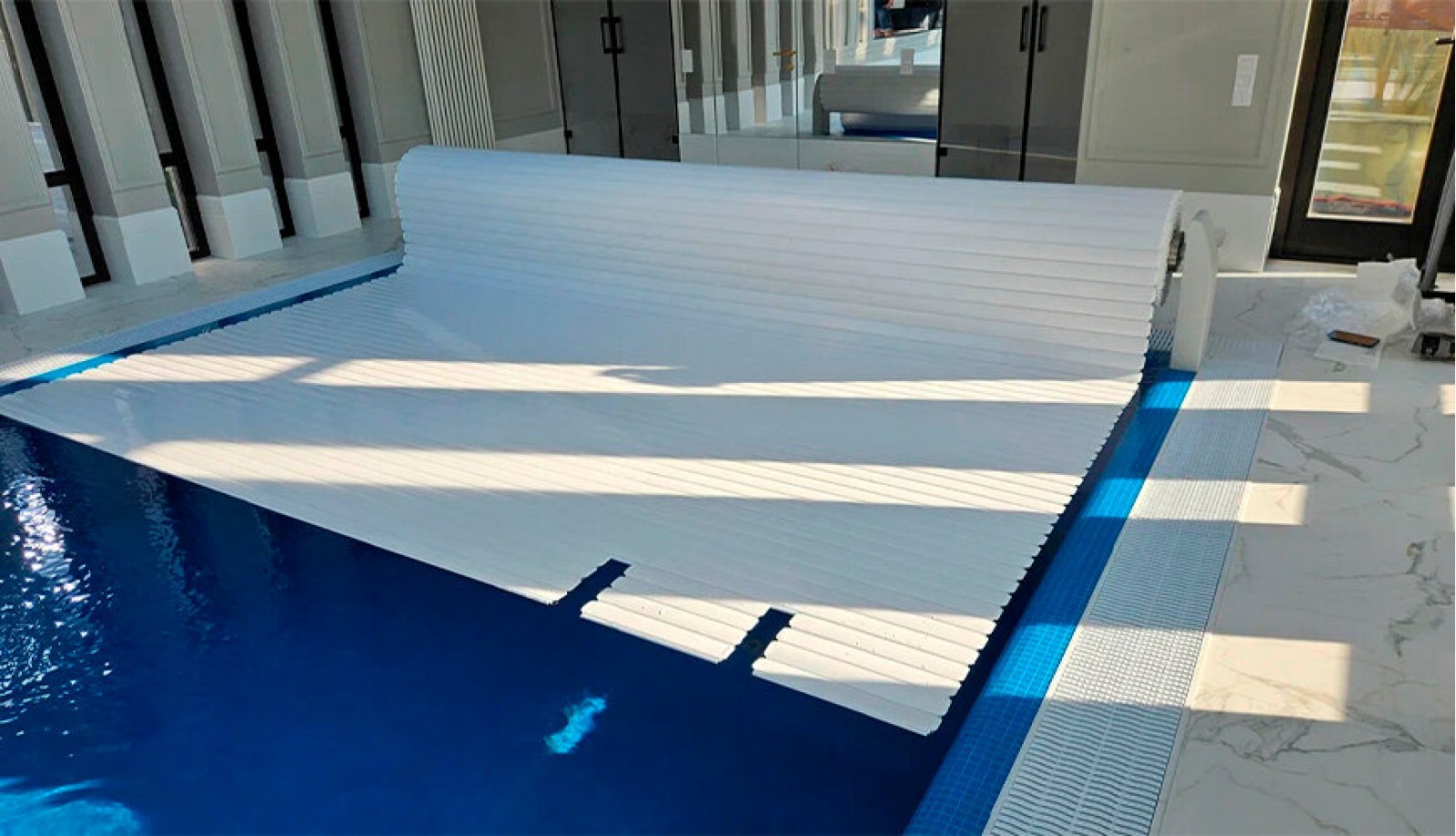 Автоматические жалюзи для бассейнов