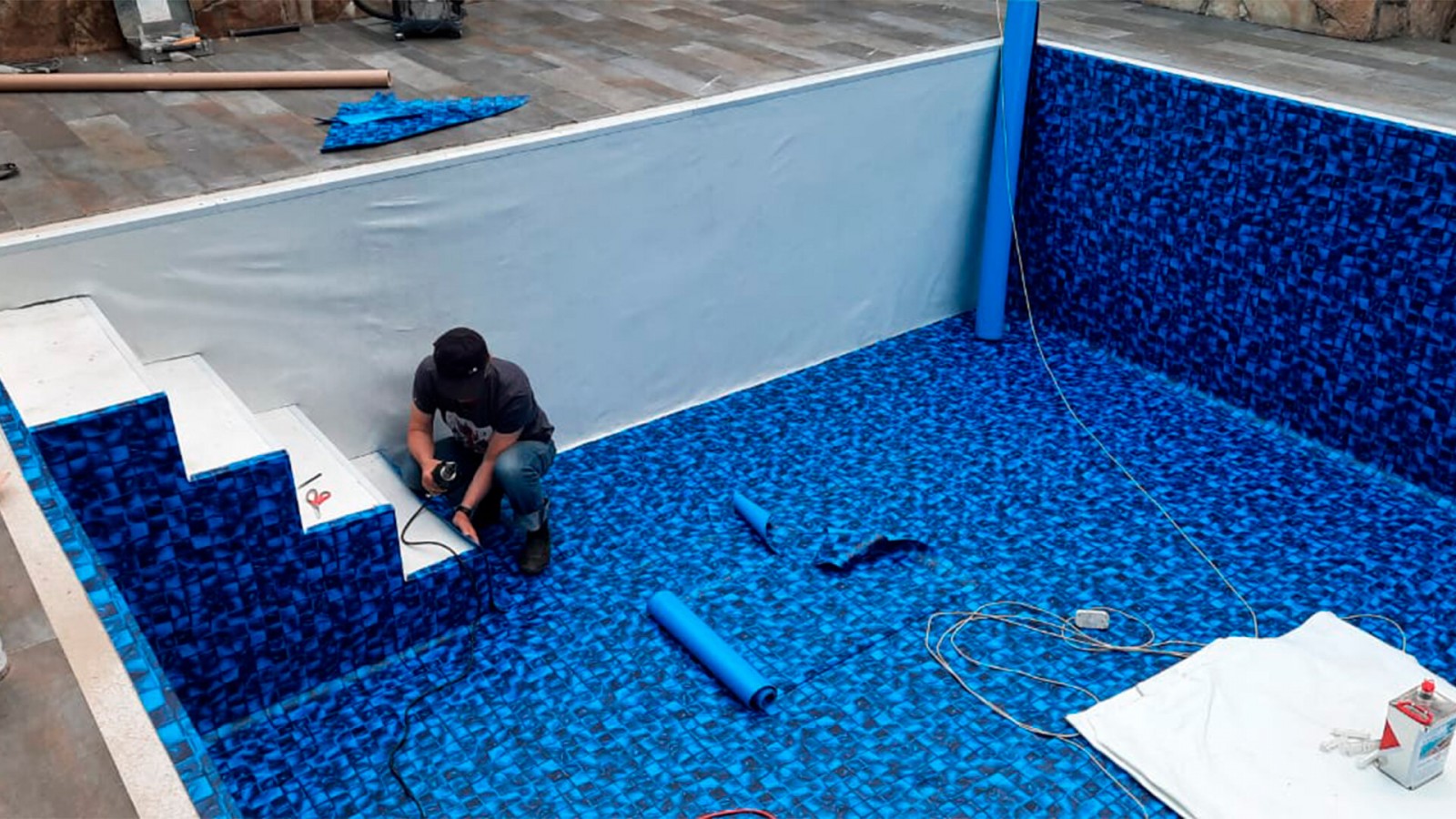 Монтаж пленки для бассейна