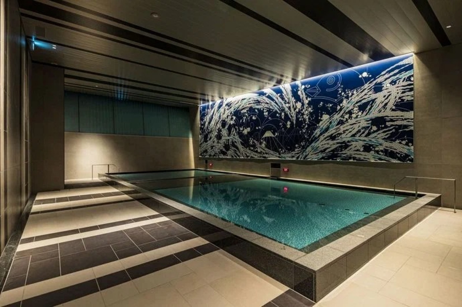 Очистка любых загрязнений в чаше бассейна